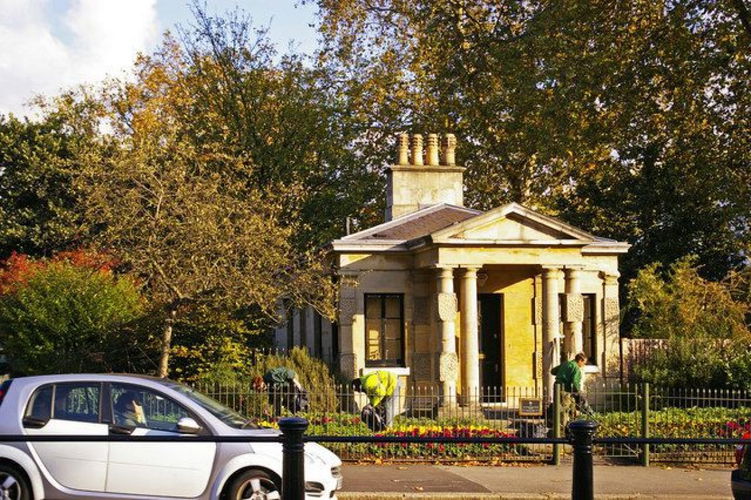 Pgds 20140905 195405 Lodge At Entrance To Hyde Park London Sw1 Geograph Org Uk 1129054