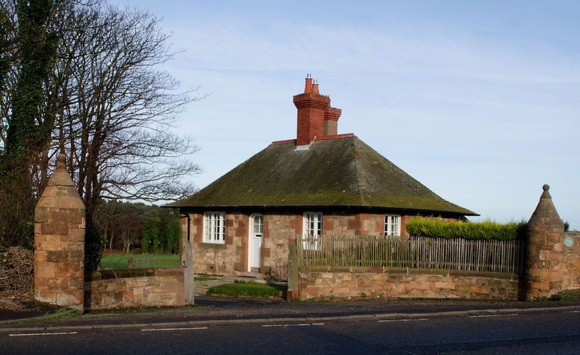 Pgds 20150211 224146 3 Gate Lodge Quadrant Piers And Wooden Gate Posts